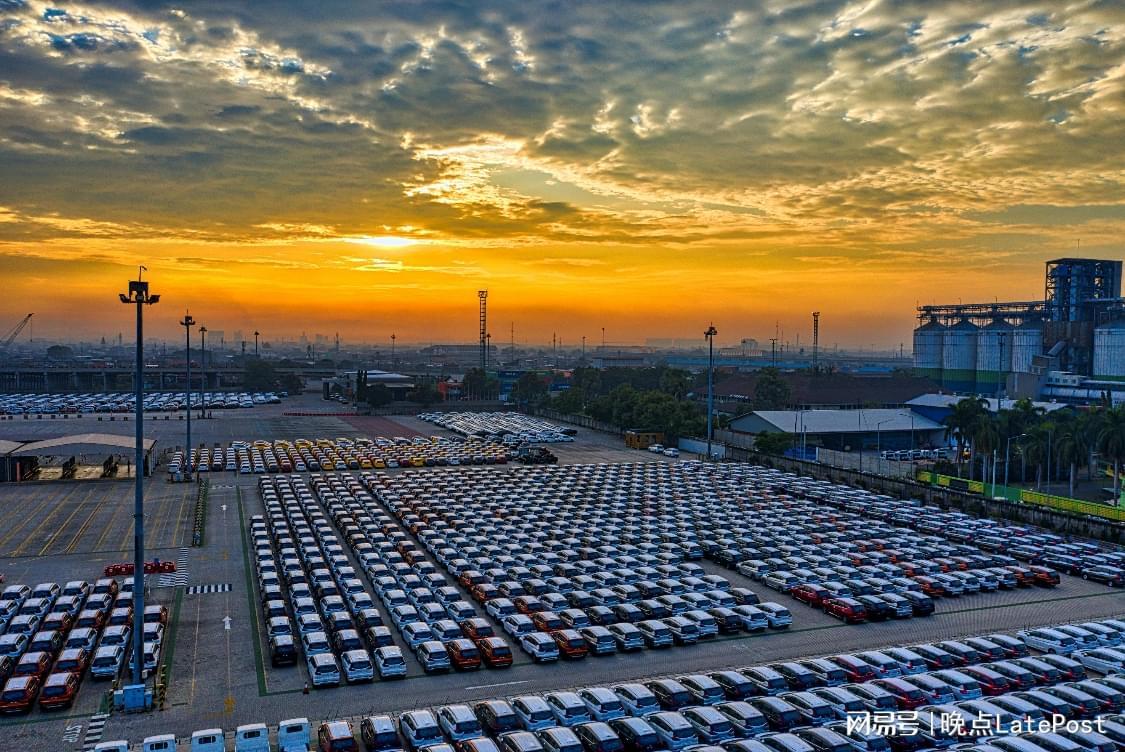 改款 SU7 上市一周,周围挤满了各路 “7”