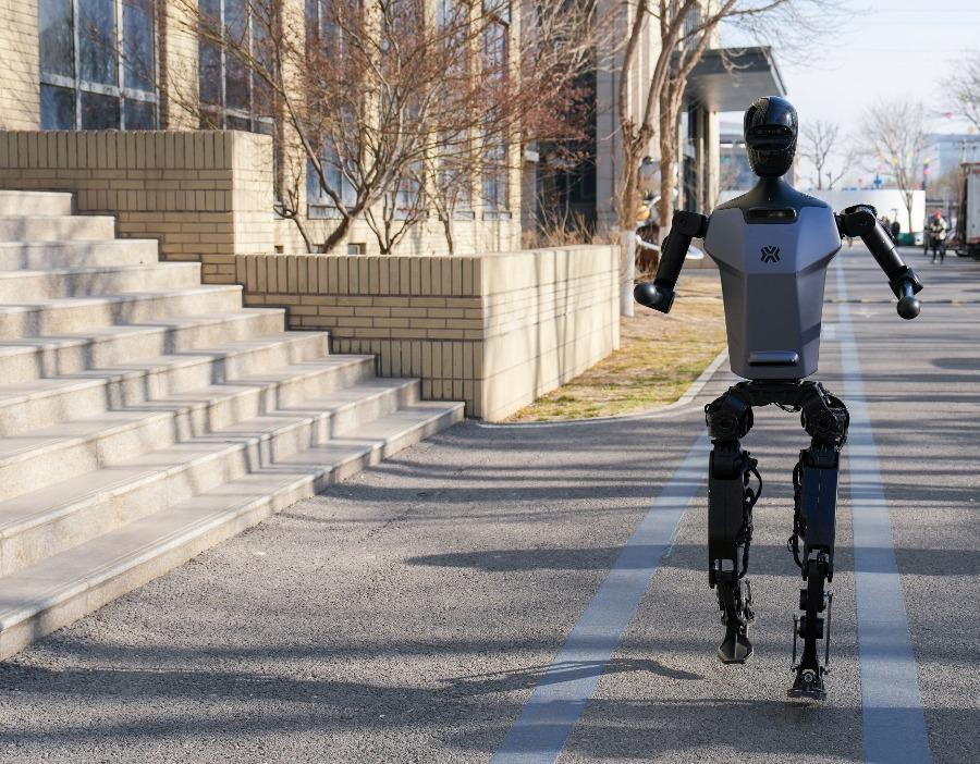 王兴兴：下个月的比赛，机器人将跑得比人快！