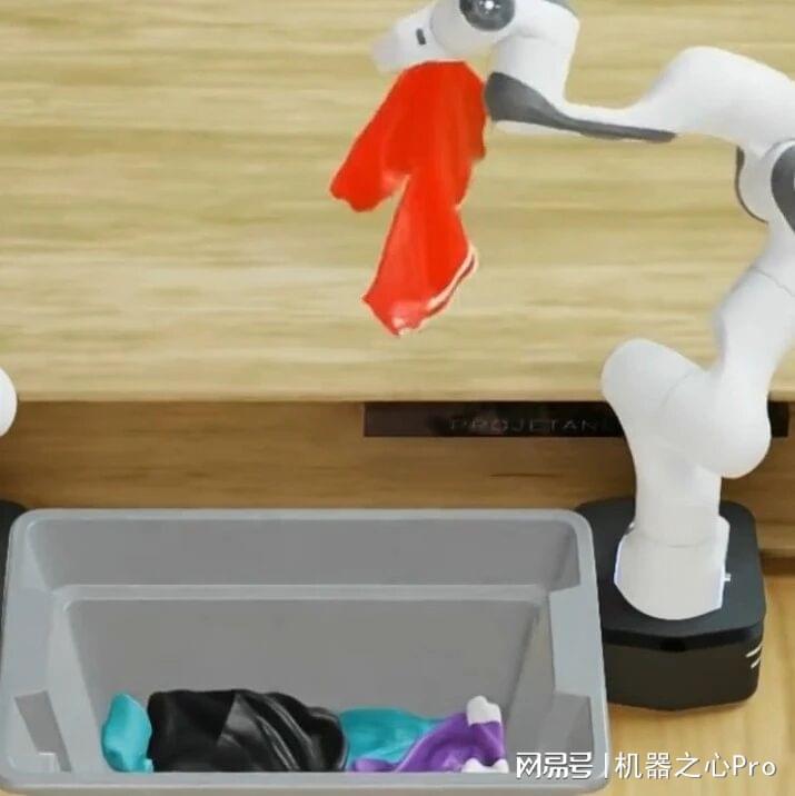 机器人也会整理衣柜了！北大董豪团队新研究杂乱衣物精准抓取难题