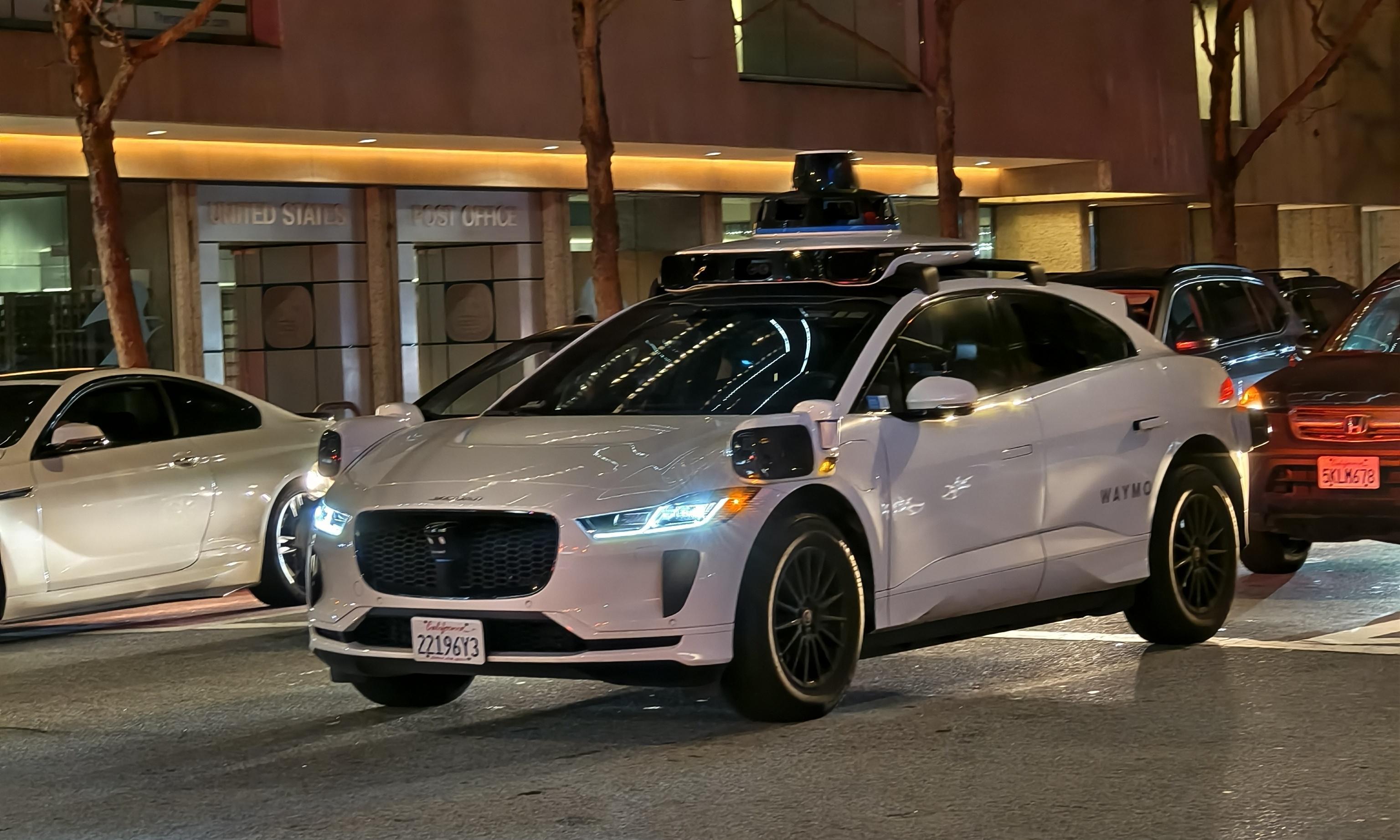 玩脱了！武汉百辆萝卜快跑趴窝，Robotaxi“安全神话”一夜破灭