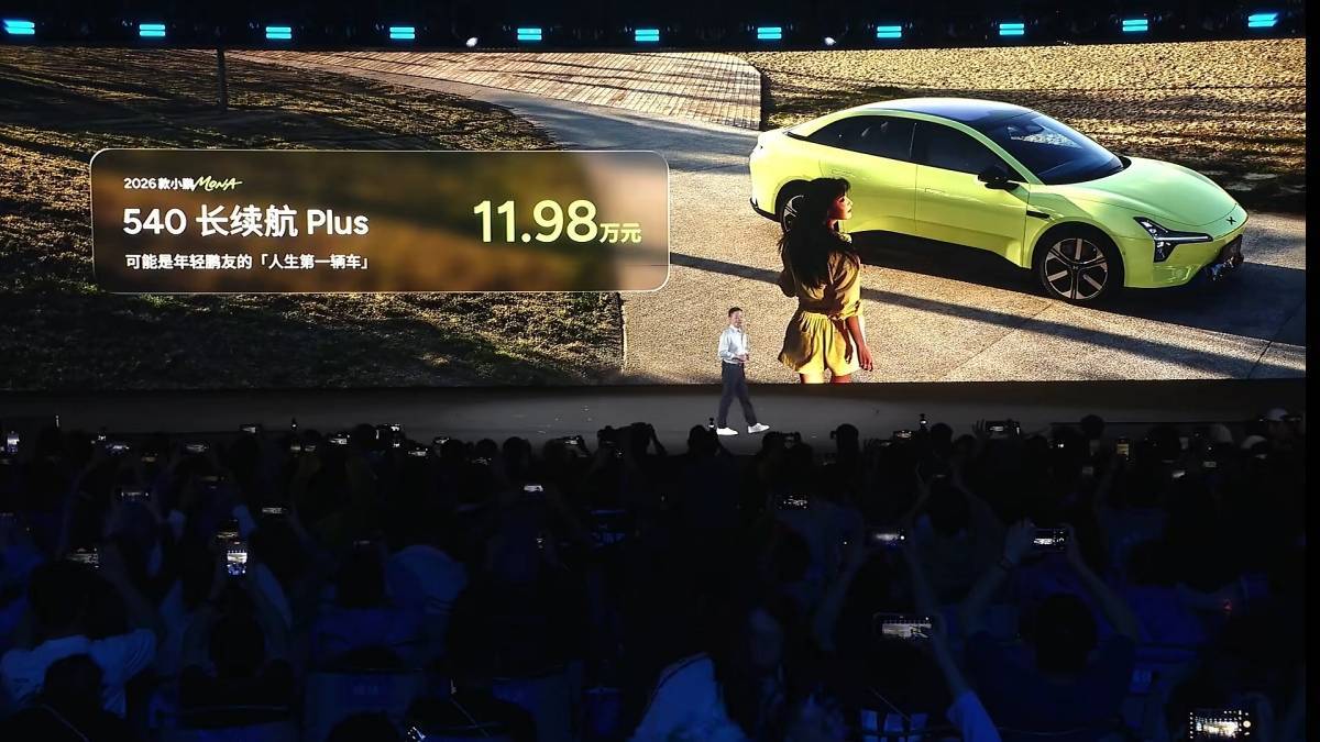 11.98 万起,占了同级一半销量的小鹏 MONA M03,又加上了「图灵芯片」和「越级座舱」