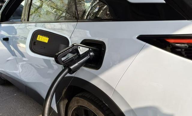 7月1日电池新规实施，新能源汽车降价清库存！抄底购车，良机还是陷阱？