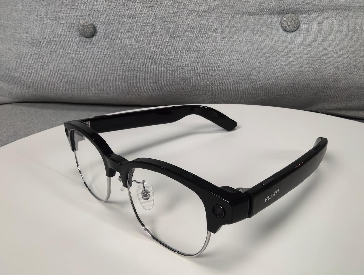 华为首款 AI 眼镜首测：轻若无物，还能唤醒小艺看世界