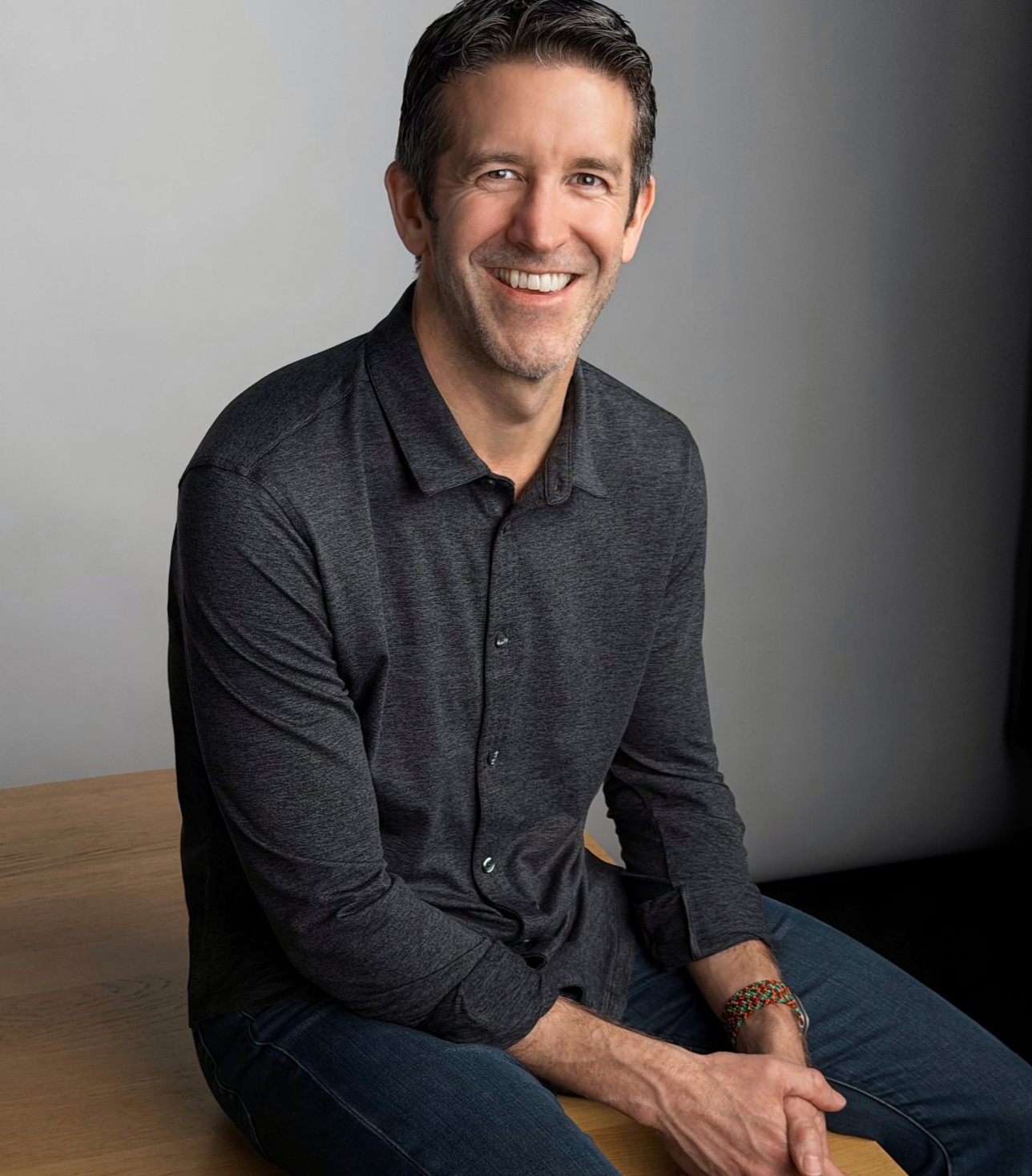 苹果官宣换帅：特纳斯接棒库克担任首席执行官