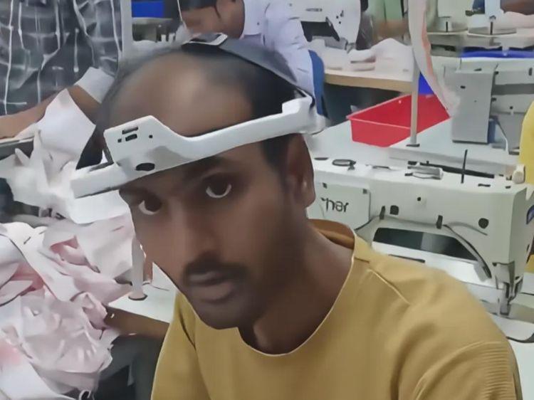 印度工人头戴摄像头，边打工边教机器人抢自己的饭碗？