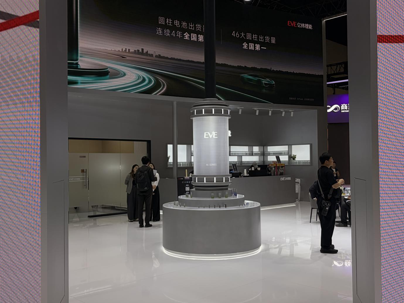 亿纬锂能大圆柱电池，北京车展最「显眼包」的电池企业，没有之一