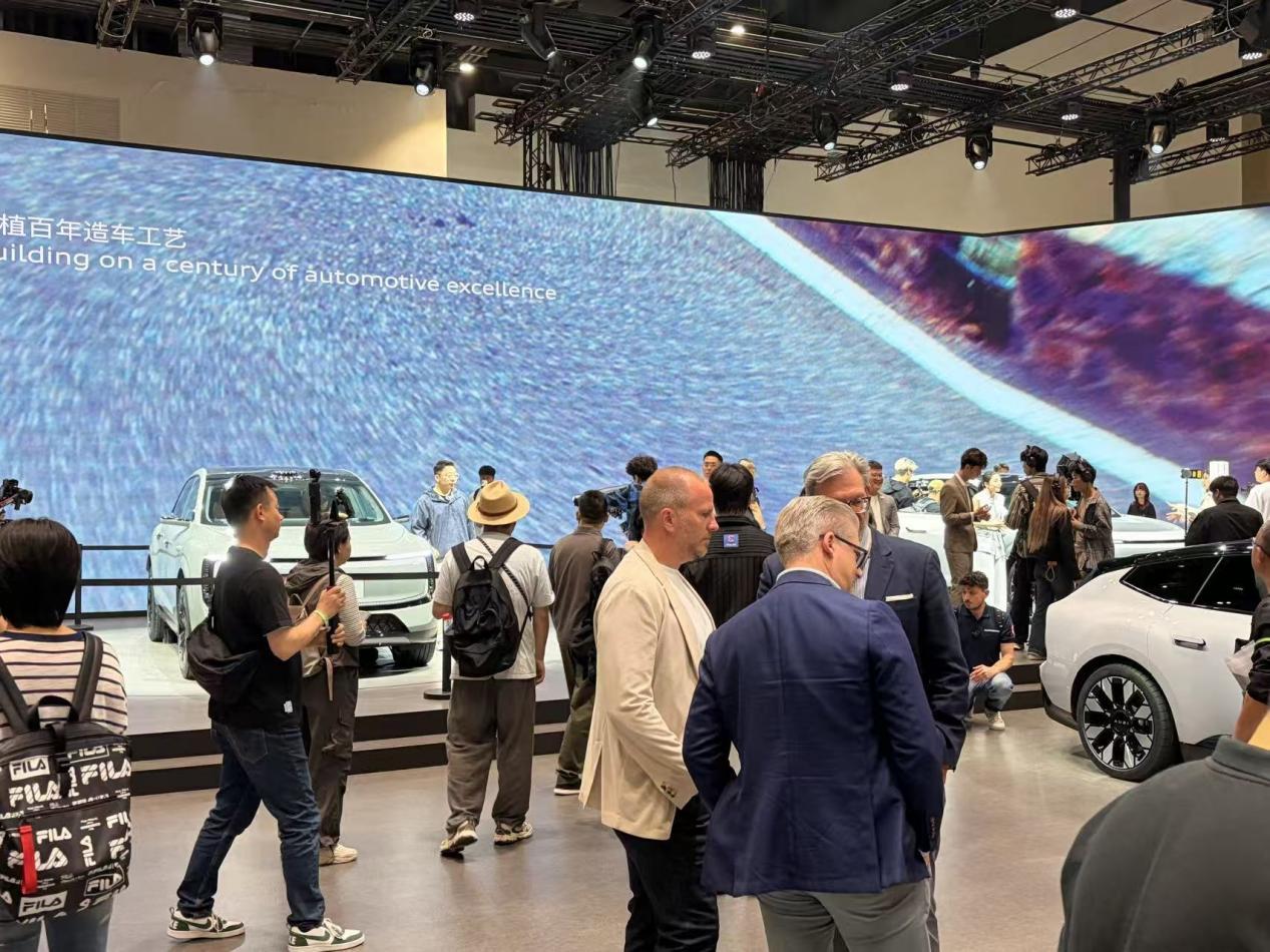 北京车展外国人众生相：抄作业，递名片，等雷军