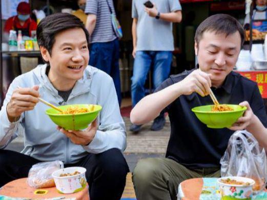 路转粉!雷军武汉街头坐小板凳过早,松弛感拉满