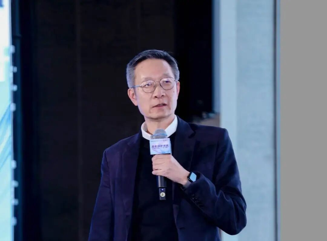 AI开权与闭源：差距、困境与机会