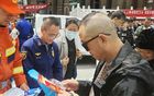 民众党开晨会突遇强震 柯文哲第一时间趴地躲桌下示范正确避难方式
