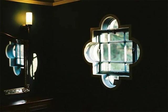 静谧之坐，梦中亡者安详的寓意探析——求大神解梦的深度剖析