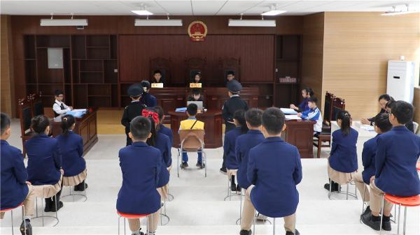 韩城法官派法律到校园观察和指导模拟法庭。