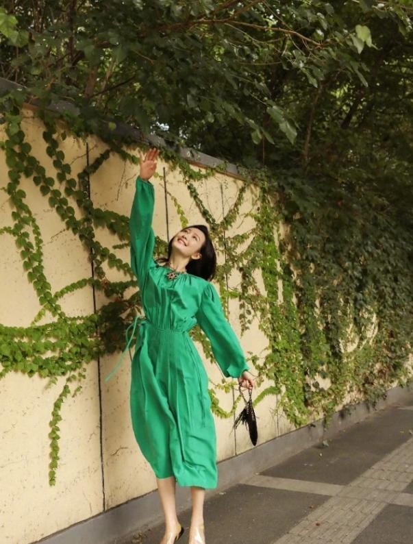 梦见穿绿衣服的中年妇女，解读梦境中的深层寓意与心理暗示