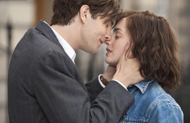 梦境交织，当梦到喜欢的人和她的男朋友冲着我接吻的深层含义解析