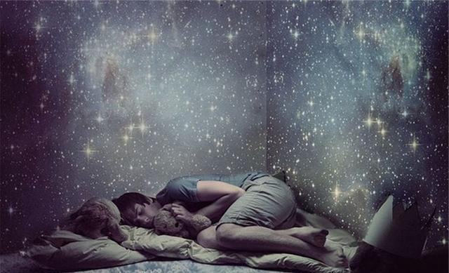 晚上睡觉总是梦到一个人，意味着什么？深度解析梦境中的情感与心理