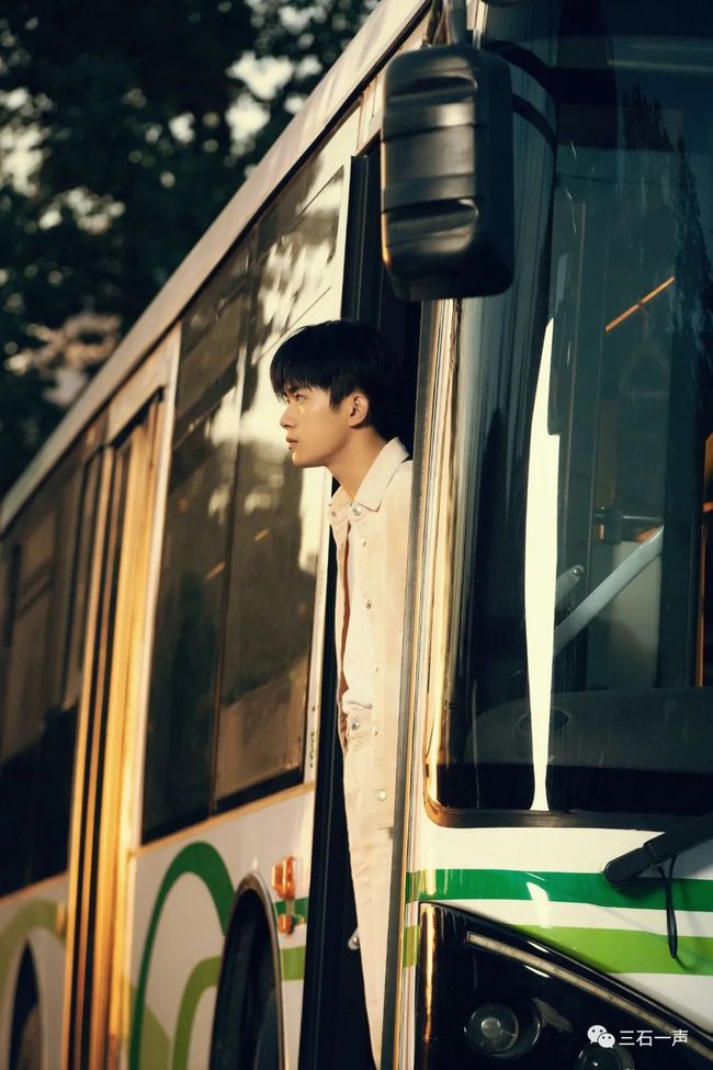 旧时光里的孤独旅程，解析梦见坐旧公交车的深层含义