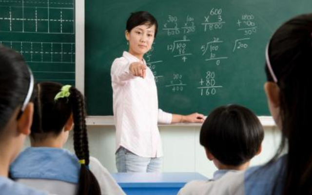 梦回校园，解析梦到女老师怀孕，不知父爱何方的深层含义