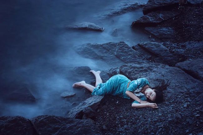 梦见死人躺在棺材里，梦境背后的深层含义与心理解析