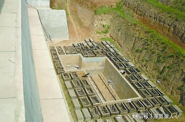 梦境探秘，挖掘坟墓与透明宝石骨头的深层寓意