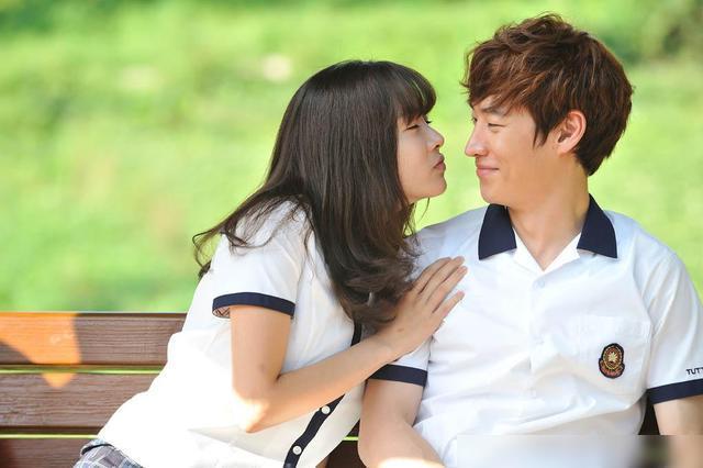 梦见和男友约会他前女友来找他，情感纠葛与内心焦虑的梦境解析