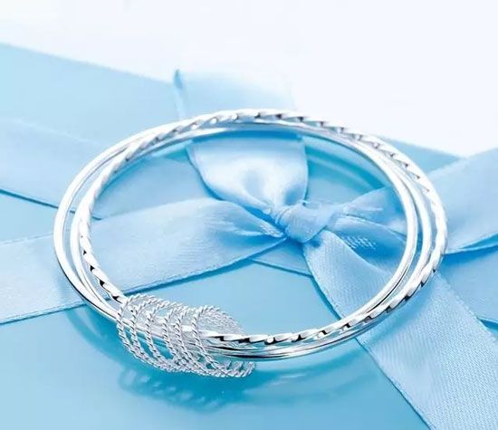 女人梦见手镯断，寓意与心理解析的深度探索