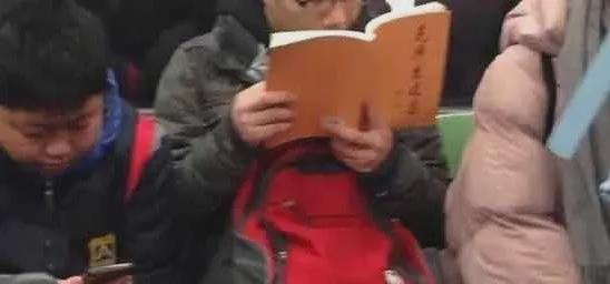 大半夜的，张国立、腾讯总监都捅了马蜂窝，今年五一传出信号不寻常