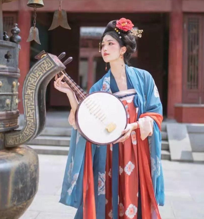 梦境拾金，捡到钱是好事情吗？解析梦境背后的深层含义