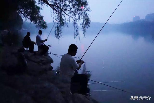 梦见翻船自己活了死了好多人，一场梦境的深层解析与心理启示