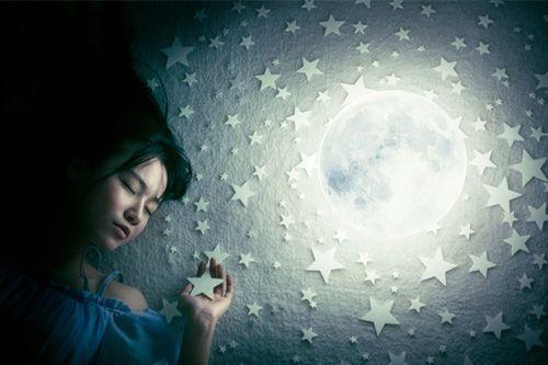 晚上睡觉老做梦梦到同一个人，梦境背后的深层含义与解析