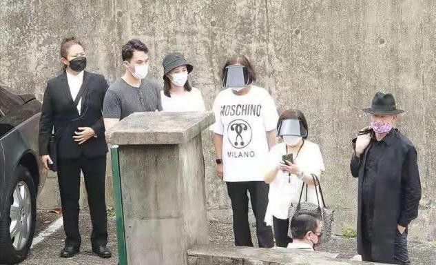 梦见给已故的奶奶下葬，一场心灵深处的告别仪式