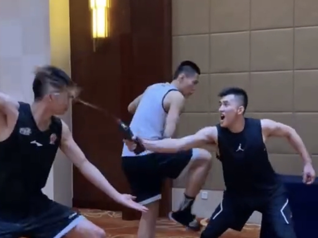 重逢旧梦，潜意识中的情愫——解析梦见多年不见的男同学的情感波动