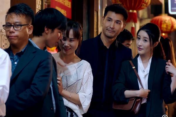 梦境的奥秘，梦见蛇缠身未伤，化身为女性的深层解析