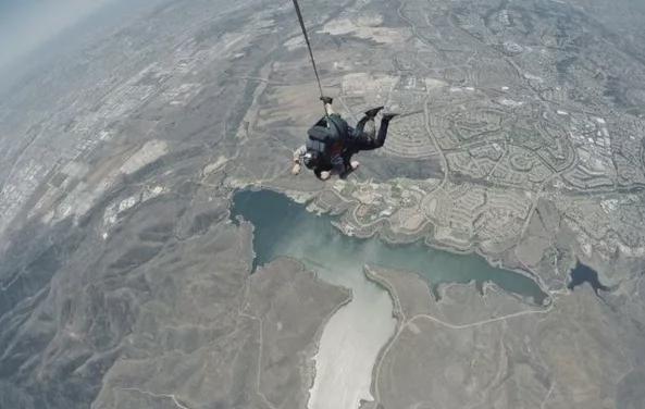 梦境启示，高空绳断，死人溅血，预示内心的不安与转变