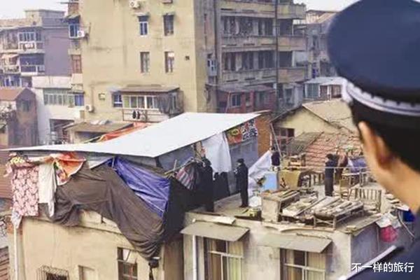 拆迁后梦见搬回老房子住，怀旧情结与内心变迁的交织梦境