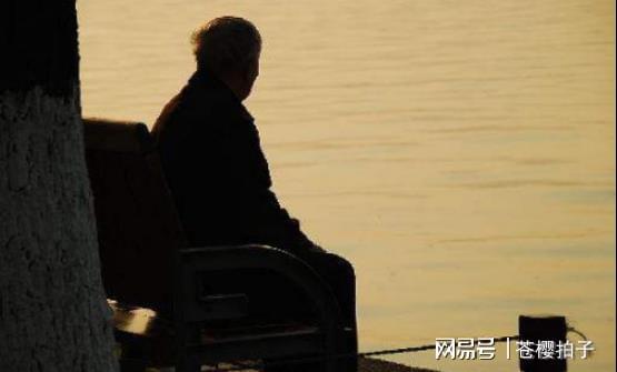 老人梦境中的孤独与无助，解析从床上掉下来没人管的梦境