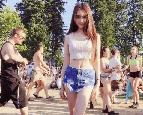 7位受害者接连发声：吴亦凡一晚夜会两女，见面就想拥抱亲嘴