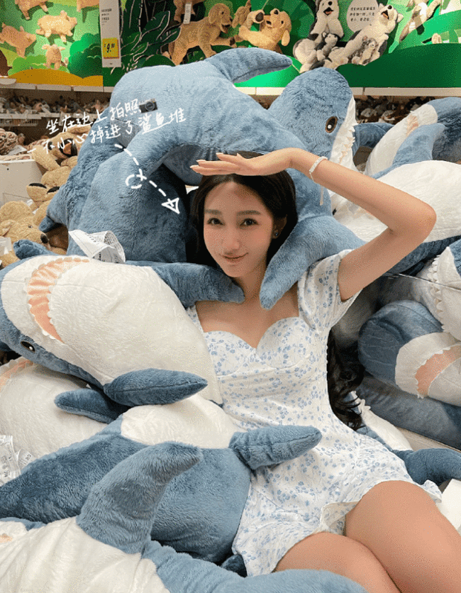 7位受害者接连发声：吴亦凡一晚夜会两女，见面就想拥抱亲嘴