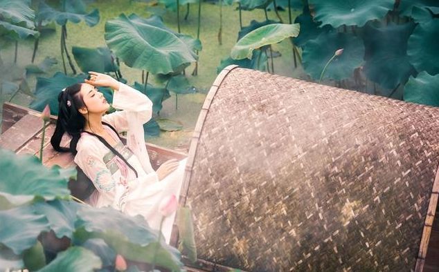 梦见没有穿衣服跟男人在盆子里洗澡，探索梦境背后的深层含义