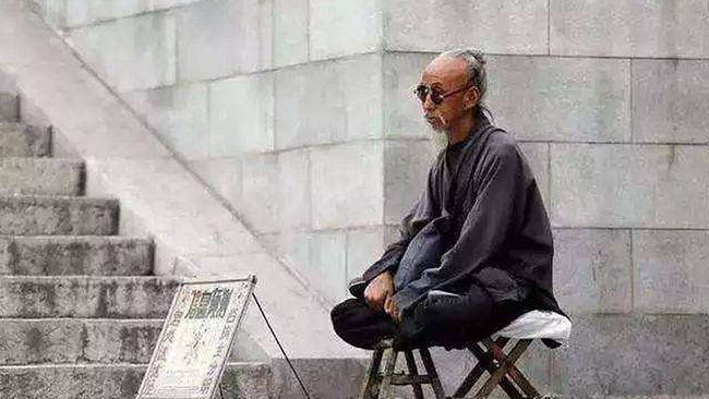 梦境解析，我梦见自己坐在棺材里，被他人抬着走向未知的旅途