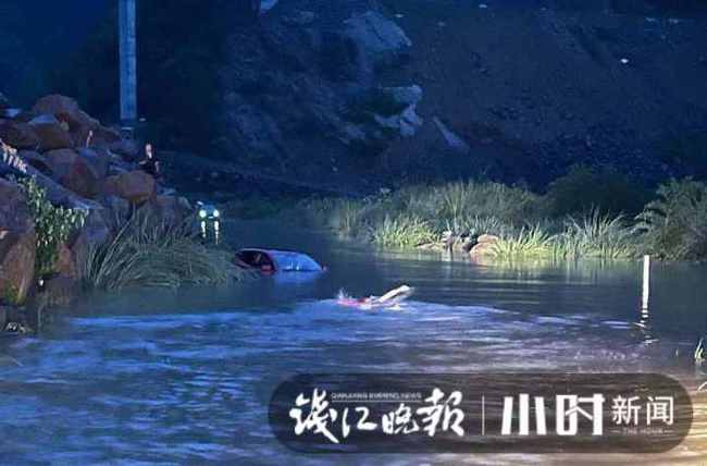 梦境之水，大水中的挣扎与救赎——解析梦到大水自己差点掉进去被人救了的深层含义