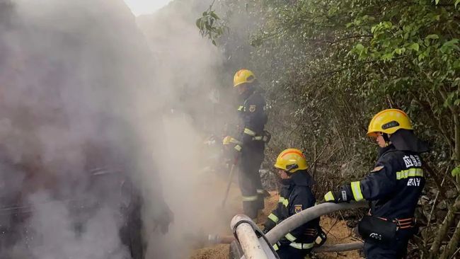 梦见起火没有扑灭一群人观看，内心的焦虑与未解之困