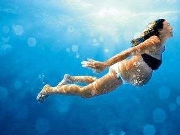 梦见飞机坠落人没事，梦境背后的深层寓意与心理解析