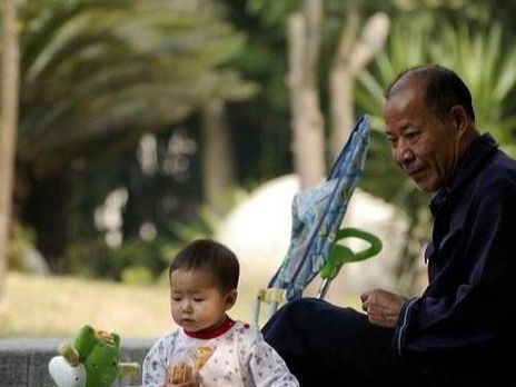 老人梦到自己已死去的儿子，梦境背后的深层含义与心理解析