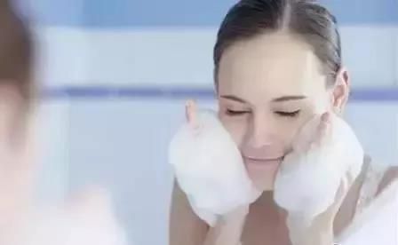 洗面奶怎么用（洗面奶怎么用效果更好）