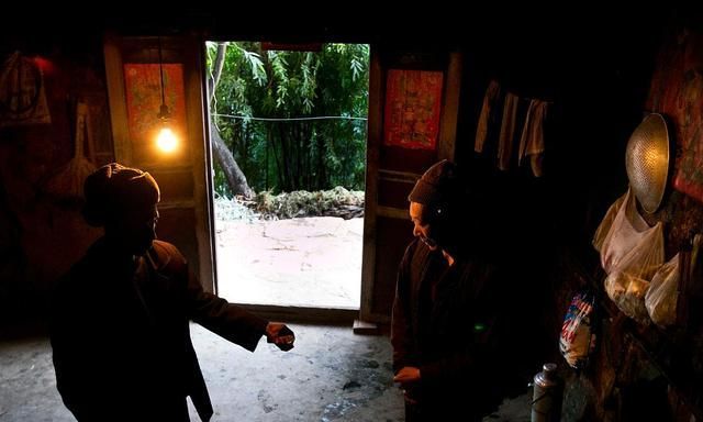 窗外重逢，梦中的家庭聚餐——解读梦见过世父母共餐的深层含义