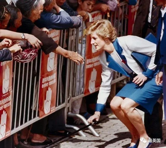 梦境中的温情瞬间，梦见别人在帮小孩子穿衣服