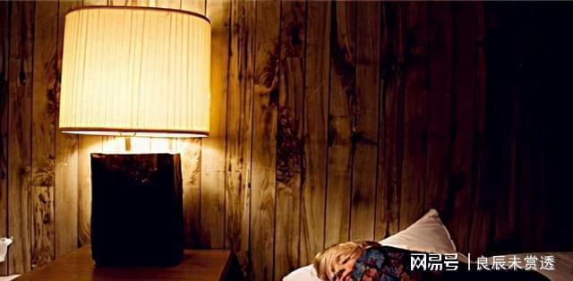 梦境的启示，探索梦见自己看见自己死在楼道里上下还被人砍成两段了扔在2楼跟3楼的深层含义