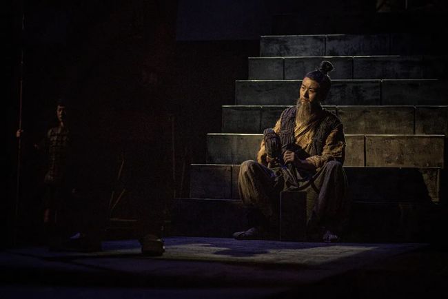 梦境交织，奶奶复生的奇迹与关系疏远的预兆