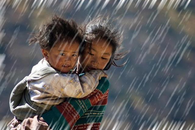 梦见背起自己儿子走也走不动，解读梦境中的情感与象征