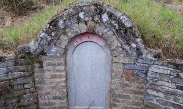 梦境解析，梦到好多坟墓，仿佛穿越回古代